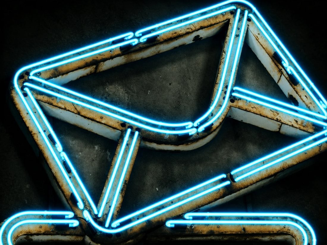 Sobre de email en luz de neón azul